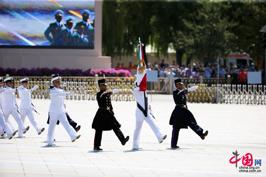 9月3日，中國人民抗日戰爭暨世界反法西斯戰爭勝利70周年紀念大會在北京隆重舉行，有11個國家派方隊、6個國家派代表隊來華參加閱兵。圖為墨西哥武裝力量方隊通過天安門廣場。中國網記者 鄭亮攝 