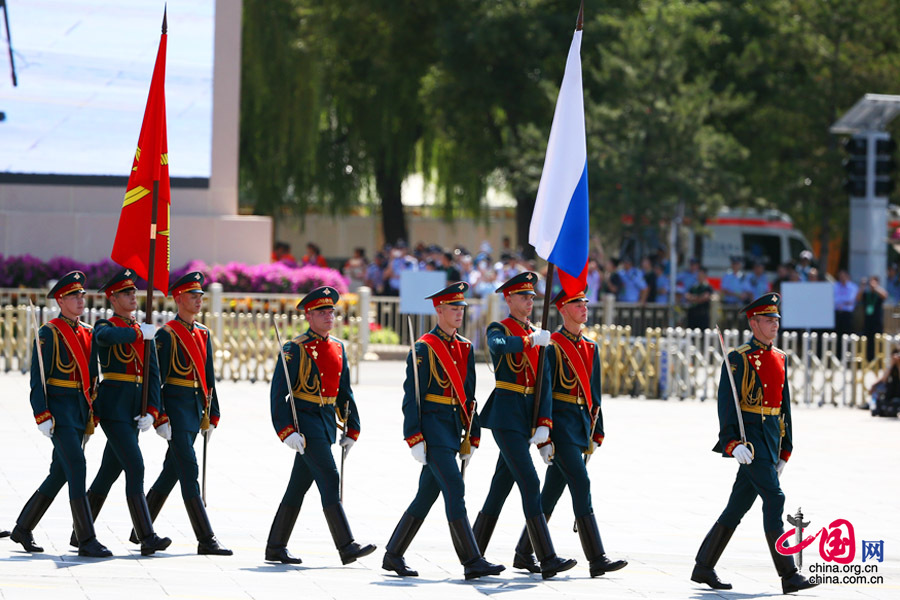 9月3日，中國人民抗日戰(zhàn)爭暨世界反法西斯戰(zhàn)爭勝利70周年紀(jì)念大會在北京隆重舉行，有11個國家派方隊、6個國家派代表隊來華參加閱兵。圖為俄羅斯聯(lián)邦武裝力量方隊通過天安門廣場。中國網(wǎng)記者 鄭亮攝 