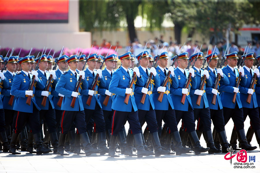 9月3日，中國人民抗日戰爭暨世界反法西斯戰爭勝利70周年紀念大會在北京隆重舉行，有11個國家派方隊、6個國家派代表隊來華參加閱兵。圖為俄羅斯聯邦武裝力量方隊通過天安門廣場。中國網記者 鄭亮攝 